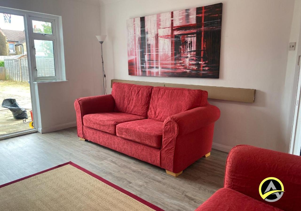 Delightful London Chalet House บรอมลีย์ ภายนอก รูปภาพ