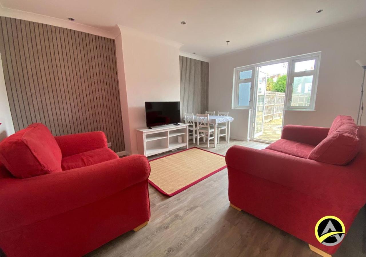 Delightful London Chalet House บรอมลีย์ ภายนอก รูปภาพ