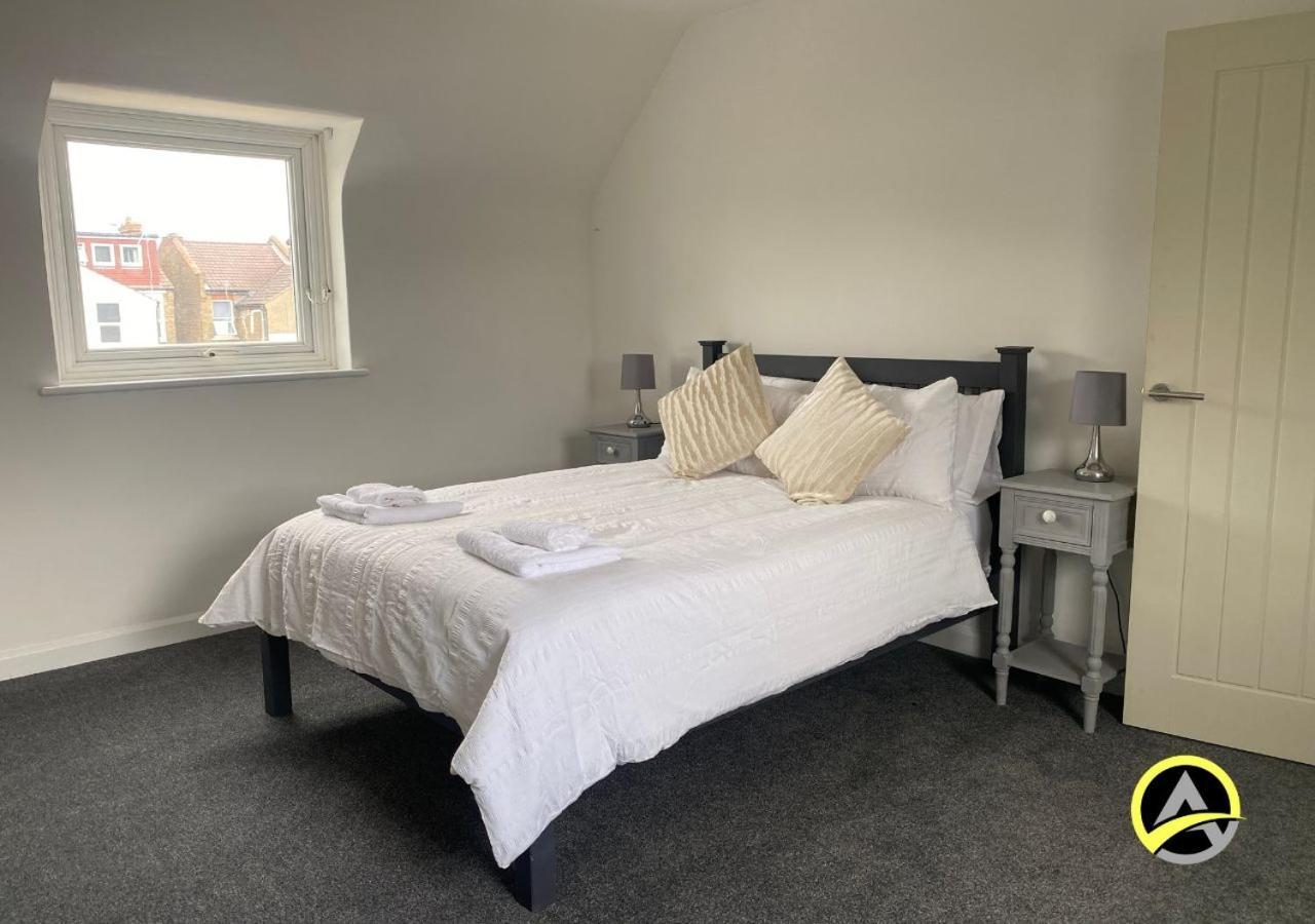 Delightful London Chalet House บรอมลีย์ ภายนอก รูปภาพ